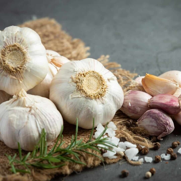 how to stop a cold with garlic