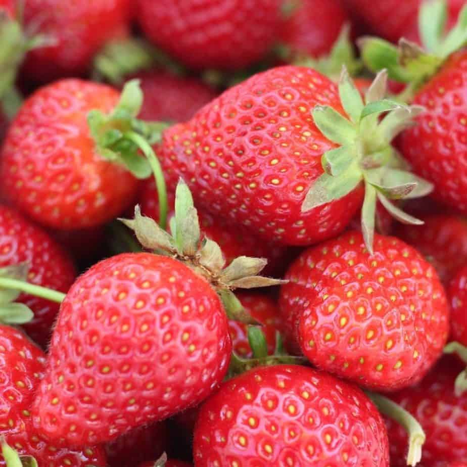 Fresh strawberries are a food rich in vitamin C. 
