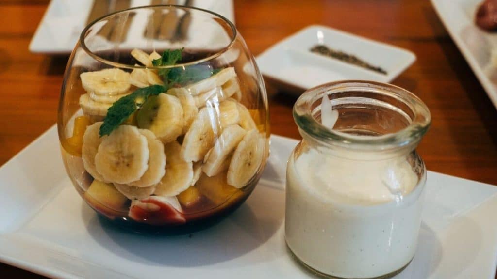 Banana is a glass cup, nutrition facts of bananas are wonderful.