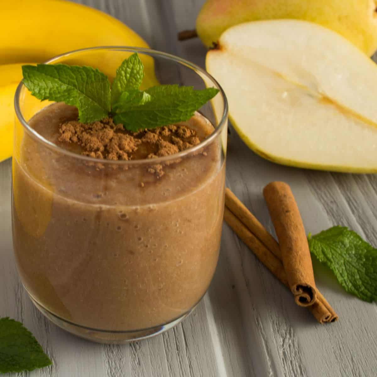 Christmas gingerbread holiday smoothie recipe.