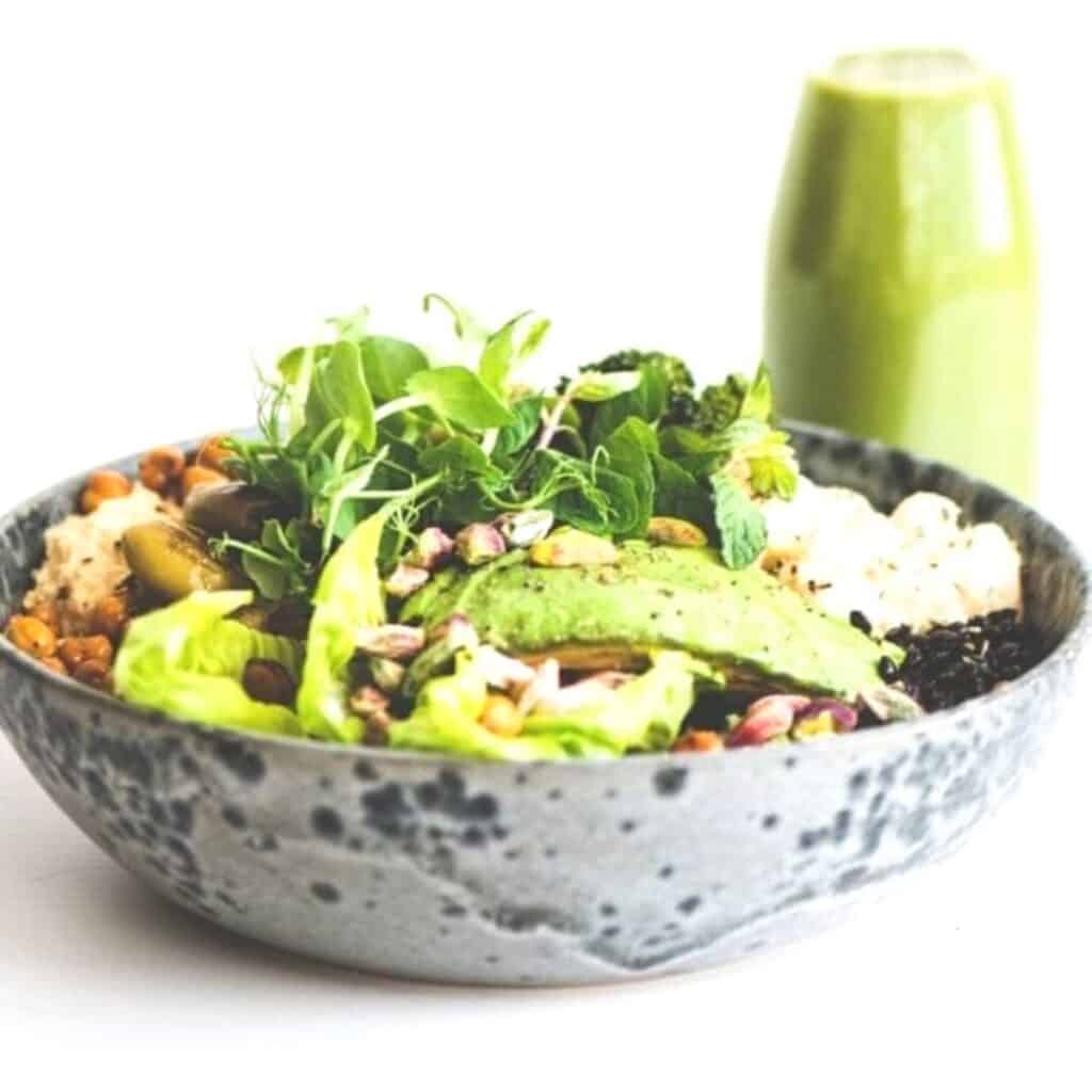 Buddha Bowl Mediterranean Style - How to Make a Healthy Version