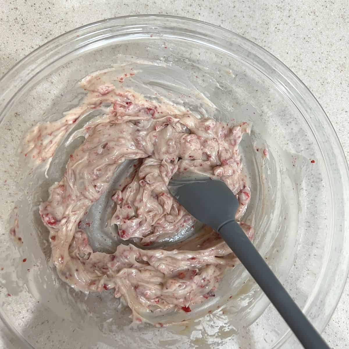 Combine the butter and freeze-dried strawberries to make chocolate filled cookies.