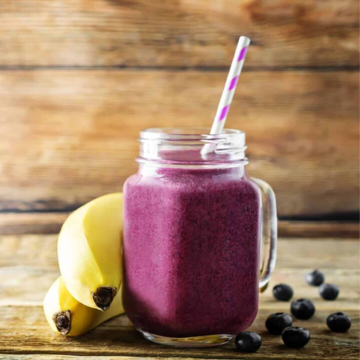 blueberry banana smoothie with hemp seeds