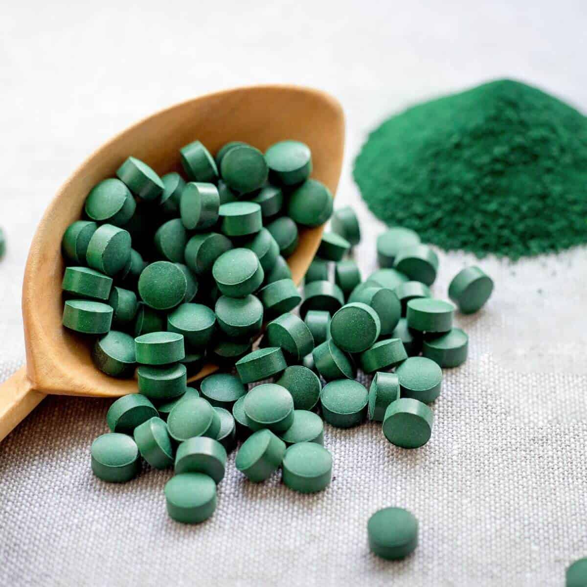 Spirulina tablets and powder, powerful antioxidant for the body.