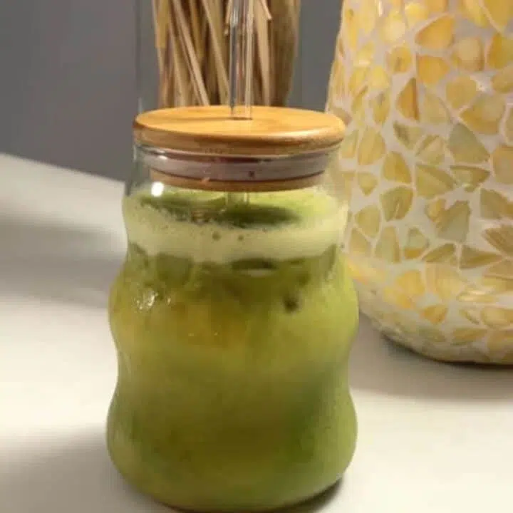 How to make easy peach iced matcha latte with fresh peaches