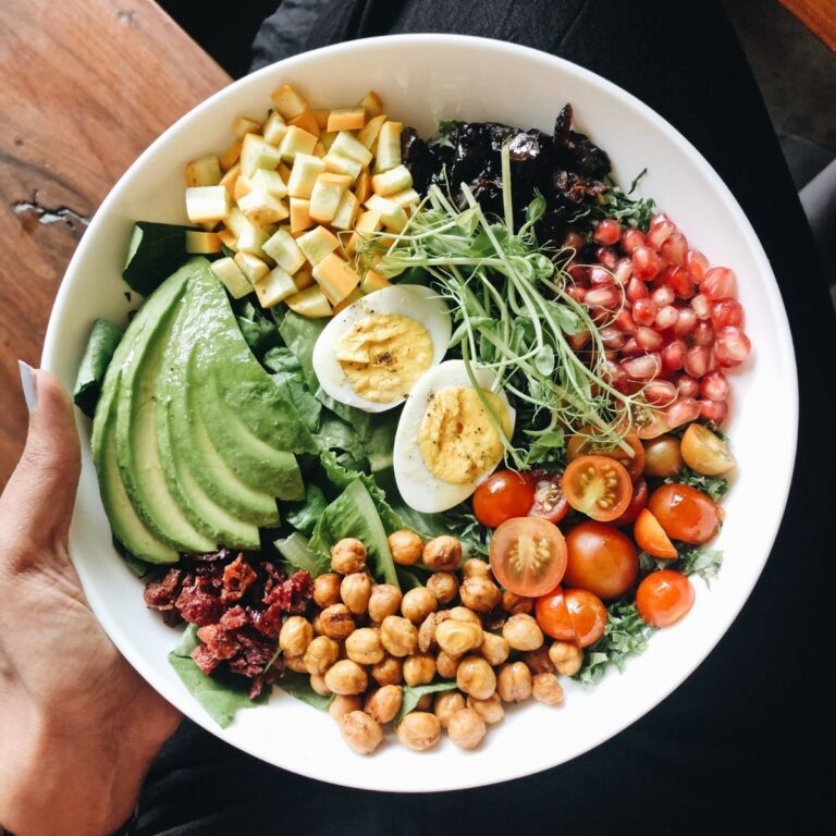 Protein and fiber-rich bowl with eggs, avocado and vegetables